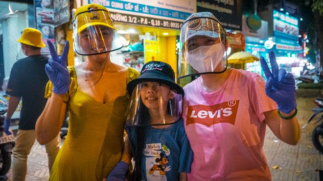 Người Sài Gòn đổ xô ra đường mua nón chống dịch Covid-19: 'Đẹp và an toàn' - ảnh 3
