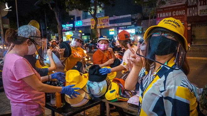 Người Sài Gòn đổ xô ra đường mua nón chống dịch Covid-19: 'Đẹp và an toàn' - ảnh 16