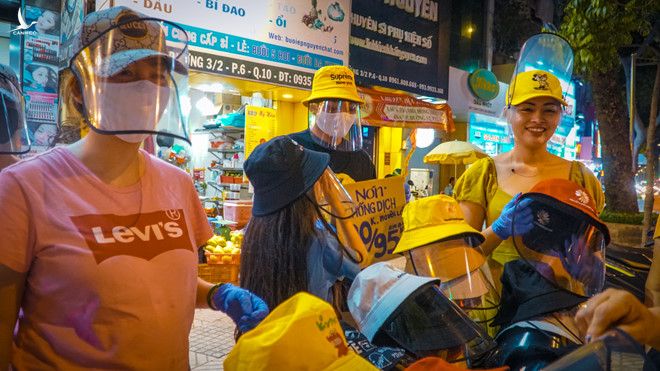 Người Sài Gòn đổ xô ra đường mua nón chống dịch Covid-19: 'Đẹp và an toàn' - ảnh 13