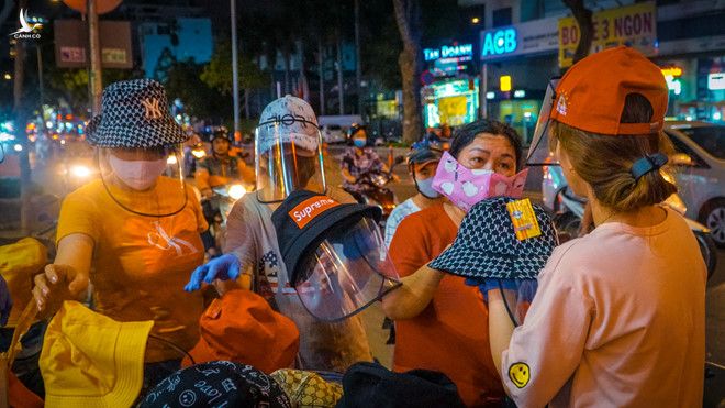 Người Sài Gòn đổ xô ra đường mua nón chống dịch Covid-19: 'Đẹp và an toàn' - ảnh 14