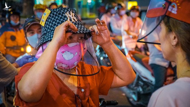 Người Sài Gòn đổ xô ra đường mua nón chống dịch Covid-19: 'Đẹp và an toàn' - ảnh 15