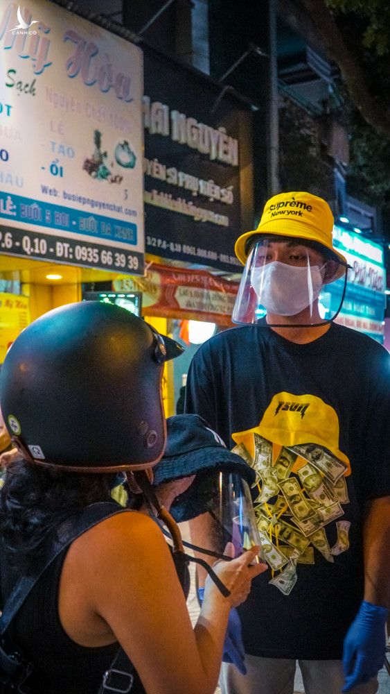 Người Sài Gòn đổ xô ra đường mua nón chống dịch Covid-19: 'Đẹp và an toàn' - ảnh 18