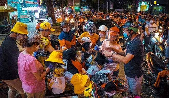 Người Sài Gòn đổ xô ra đường mua nón chống dịch Covid-19: 'Đẹp và an toàn' - ảnh 20