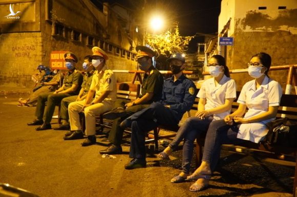 Nhân viên y tế, cảnh sát, quân đội và dân phòng túc trực tại chốt canh khu vực cách ly ổ dịch ở Phan Thiết sau 0 giờ 13/3. Ảnh: Việt Quốc 