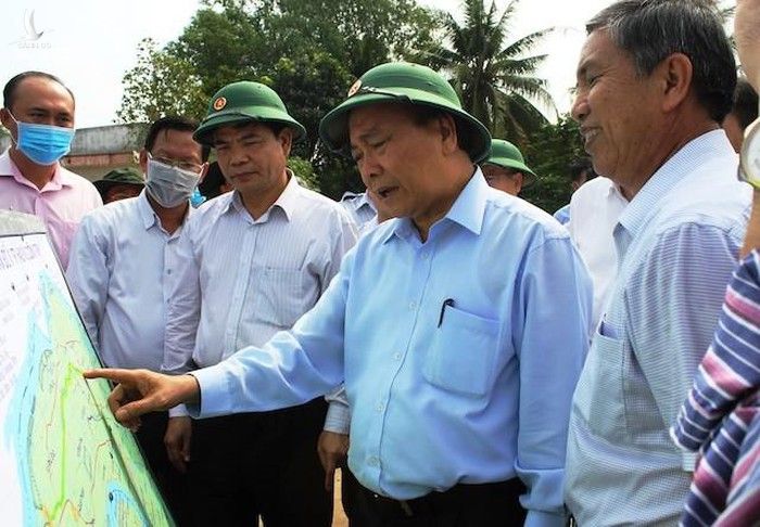 Thủ tướng Nguyễn Xuân Phúc cùng đoàn công tác Chính phủ khảo sát công trình đập tạm trên sông Ba Lai (huyện Châu Thành, tỉnh Bến Tre.