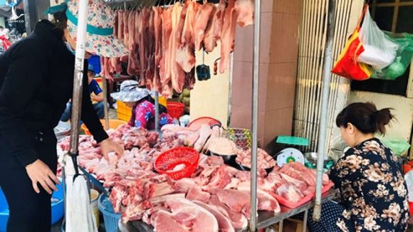 Giá thịt lợn vẫn chưa giảm /// Ảnh Lam Nghi