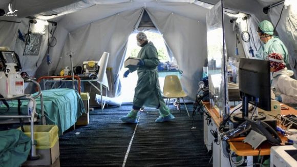 Mọi thứ trở nên hỗn loạn chưa từng thấy: Các bệnh viện Mỹ đang vỡ trận vì đại dịch virus corona - Ảnh 1.