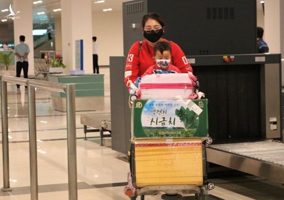 Khoảng 700 người từ Hàn Quốc về sân bay Cần Thơ đều được cách ly tập trung - ảnh 1