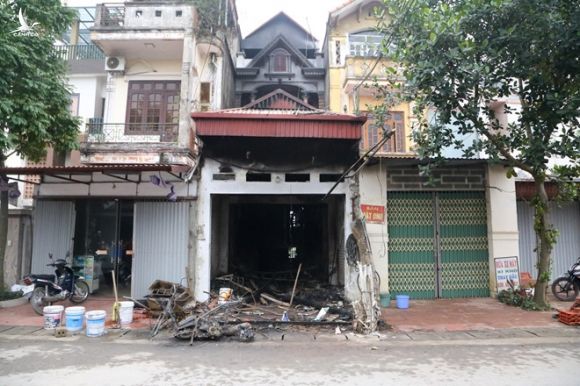 Vụ cháy khiến 4 người thương vong ở Hưng Yên: 2 nghi phạm tưới xăng, phóng hỏa - ảnh 3