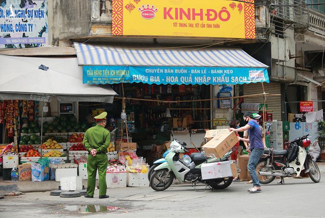 Mặc cả với chính quyền, nhiều hàng quán tại Hà Nội vẫn mở cửa đón khách - ảnh 3