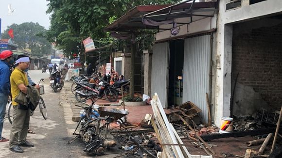 Anh Nguyễn Quang N. lặng người trước ngôi nhà của cậu, mợ tan hoang sau vụ cháy /// Ảnh Trần Cường
