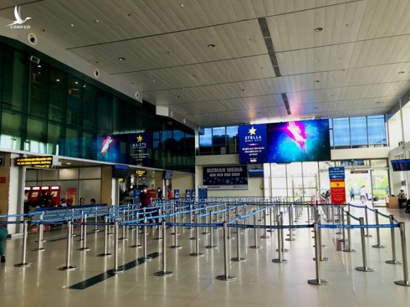 Sau vụ 'cô gái Hà Nội nhiễm Covid-17', sân bay Tân Sơn Nhất lại vắng hoe - ảnh 5