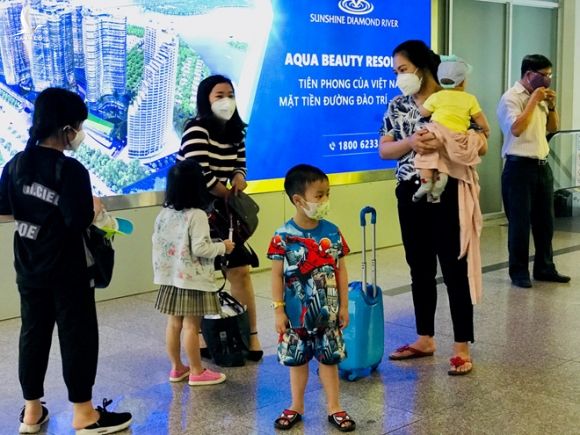 Sau vụ 'cô gái Hà Nội nhiễm Covid-17', sân bay Tân Sơn Nhất lại vắng hoe - ảnh 11