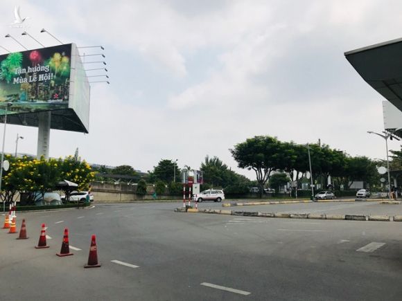 Sau vụ 'cô gái Hà Nội nhiễm Covid-17', sân bay Tân Sơn Nhất lại vắng hoe - ảnh 1