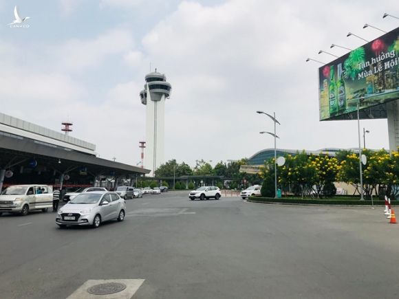Sau vụ 'cô gái Hà Nội nhiễm Covid-17', sân bay Tân Sơn Nhất lại vắng hoe - ảnh 2