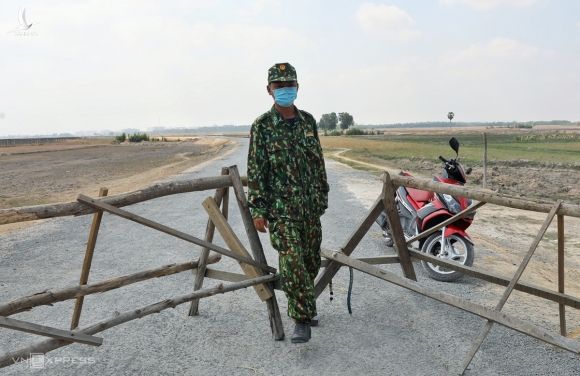Một lối qua lại với Campuchia ở huyện Bến Cầu (Tây Ninh) đã bị đóng, được lực lượng biên phòng canh giữ. Ảnh: Hữu Khoa.