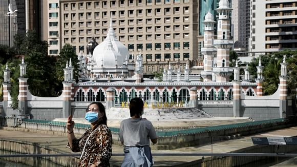 Người dân chụp ảnh bên ngoài một thánh đường Hồi giáo ở Kuala Lumpur /// Reuters