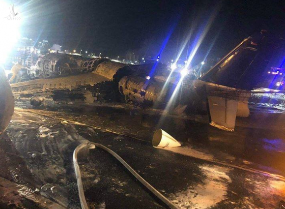 Máy bay Phillippines chở bệnh nhân đi Nhật bốc cháy trên đường băng, 8 người chết - Ảnh 1.
