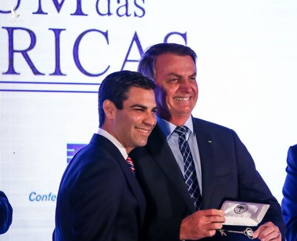 Thị trưởng Miami Francis Suarez (trái) cùng Tổng thống Brazil Jair Bolsonaro tại Miami hôm 10.3 /// AFP
