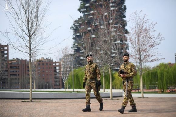 Lính Ý tăng cường tuần tra trên đường phố ở thành phố Milan, vùng Lombardy /// Reuters