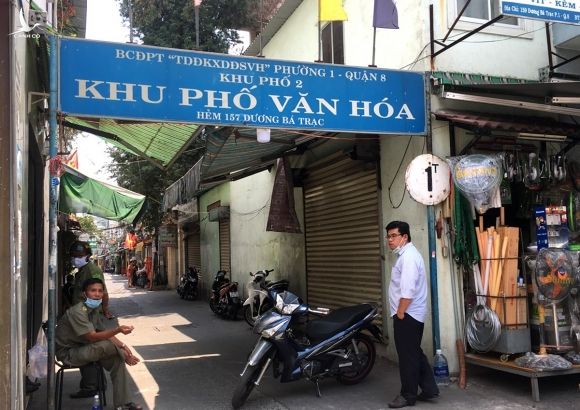 Quận 8 cho cách ly, phun xịt khử khuẩn khu vực có người nghi ngờ nhiễm nCoV sáng nay. Ảnh: Ngọc Quyên