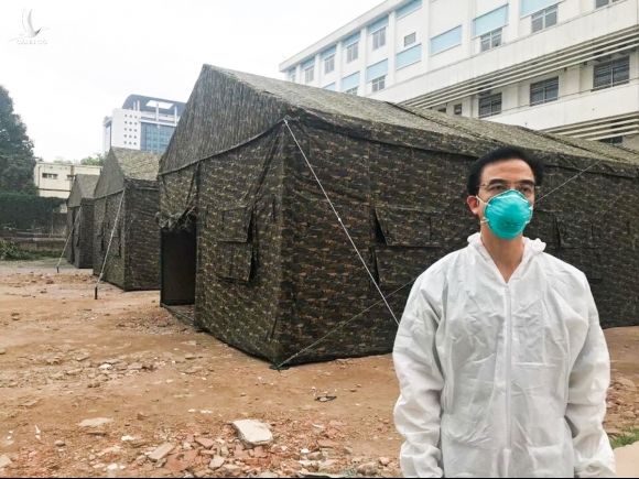 Ông Nguyễn Quang Tuấn kiểm tra khu dã chiến tại Bệnh viện Bạch Mai, ngày 29/3. Ảnh: Thế Anh.