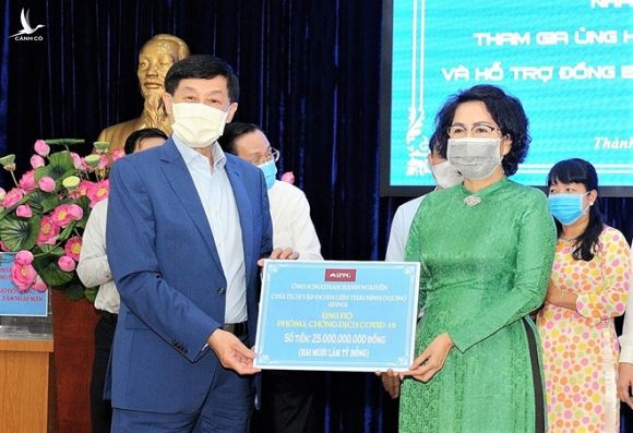 Ông Johnathan Hạnh Nguyễn trao biểu trưng ủng hộ 25 tỉ đồng cho công tác phòng chống dịch Covid-19 tới bà Tô Thị Bích Châu, Chủ tịch Ủy ban MTTQ Việt Nam TP.HCM /// Ảnh: Quốc Thanh