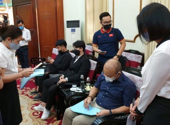 HLV Park Hang-seo ủng hộ 5.000 USD chống dịch COVID-19 - ảnh 2
