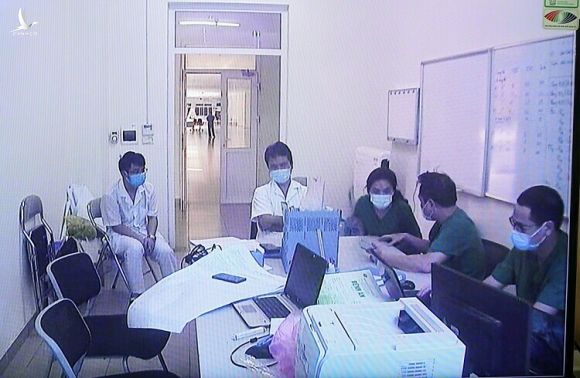 Bác sĩ Cấp cùng các đồng nghiệp họp trực tuyến với thứ trưởng Bộ Y tế Nguyễn Trường Sơn ngày 24/3. Ảnh: Ngọc Thành