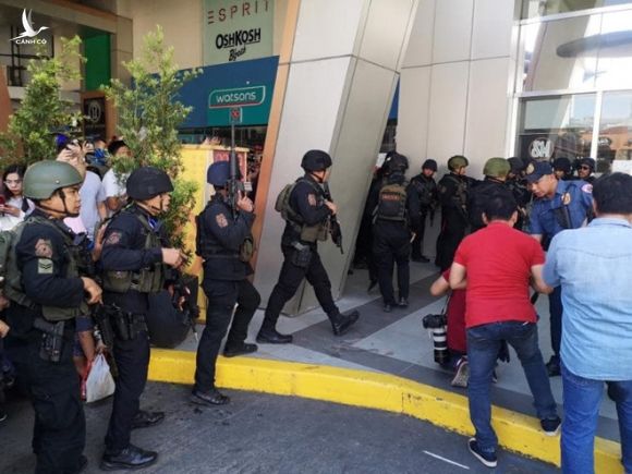 Lực lượng đặc nhiệm Philippines được huy động đến trung tâm thương mại Virra Mall ở Manila /// Twitter 