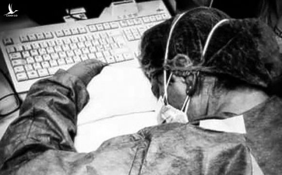 'Biểu tượng' chống Covid-19 ở Italy: Nữ y tá ngủ gục trên bàn, mặt đầy vết bầm vì đeo khẩu trang sau 10 tiếng đồng hồ làm việc không nghỉ
