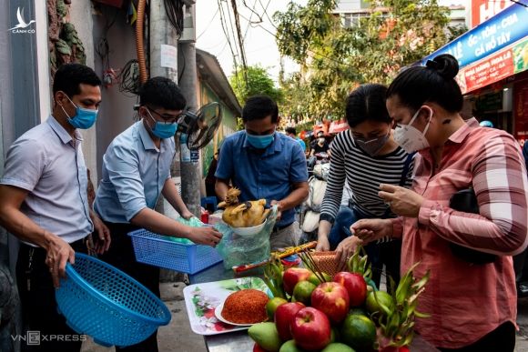 Nhiều người chuẩn bị đồ lễ vào phủ Tây Hồ, dù ban quản lý đã thông báo đóng cửa. Ảnh: Thanh Huế