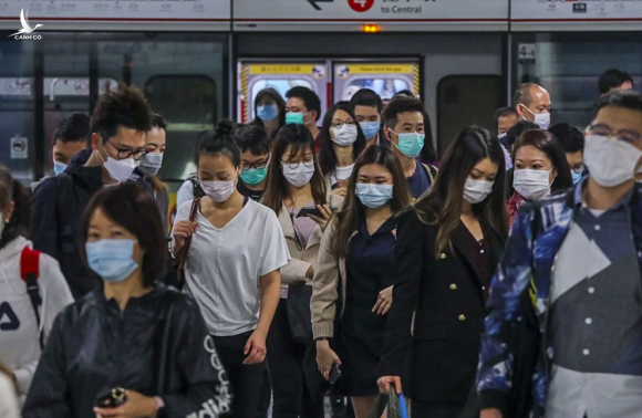 Người dân Hong Kong đeo khẩu trang đi làm vào giờ cao điểm để phòng tránh dịch Covid-19. Ảnh: SCMP