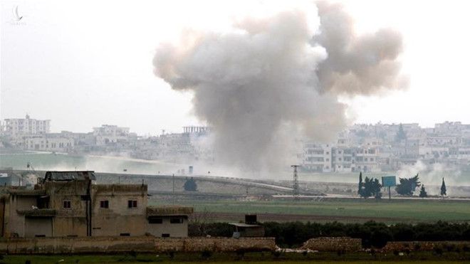 Khói bốc lên sau đợt không kích nhằm vào các mục tiêu ở thành phố Saraqeb, tỉnh Idlib /// Reuters