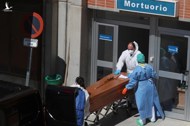 Bác sỹ Tây Ban Nha phải chọn bệnh nhân để cứu, không còn chỗ trống trong nhà xác - 1