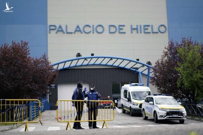Bác sỹ Tây Ban Nha phải chọn bệnh nhân để cứu, không còn chỗ trống trong nhà xác - 3