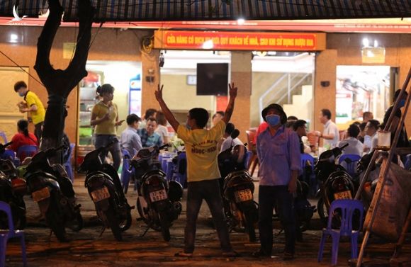 Hàng loạt nhà hàng, quán nhậu... tại Hà Nội vẫn hoạt động bất chấp lệnh cấm - ảnh 7