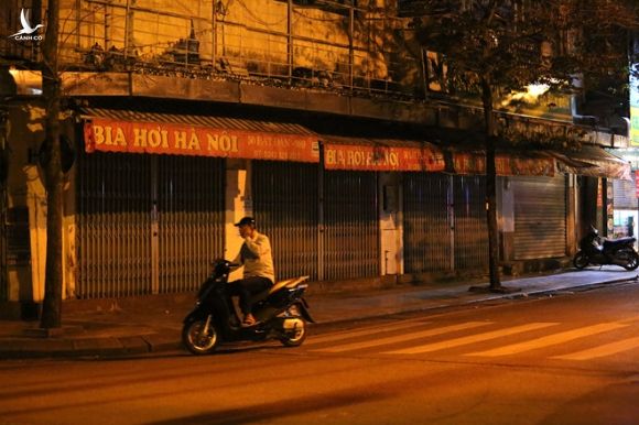 Hàng loạt nhà hàng, quán nhậu... tại Hà Nội vẫn hoạt động bất chấp lệnh cấm - ảnh 8