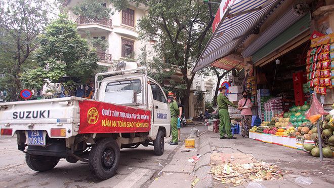 Dù được nhắc nhở, tuyên truyền nhưng nhiều cửa hàng vẫn phớt lờ, mở cửa đón khách /// Ảnh Trần Cường