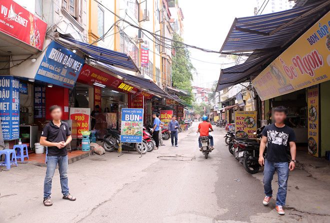 Mặc cả với chính quyền, nhiều hàng quán tại Hà Nội vẫn mở cửa đón khách - ảnh 18