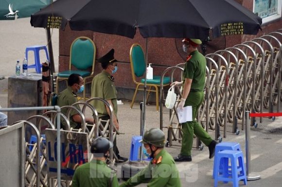 Lập chốt bảo vệ, siết chặt an ninh quanh Bệnh viện Bạch Mai - ảnh 5