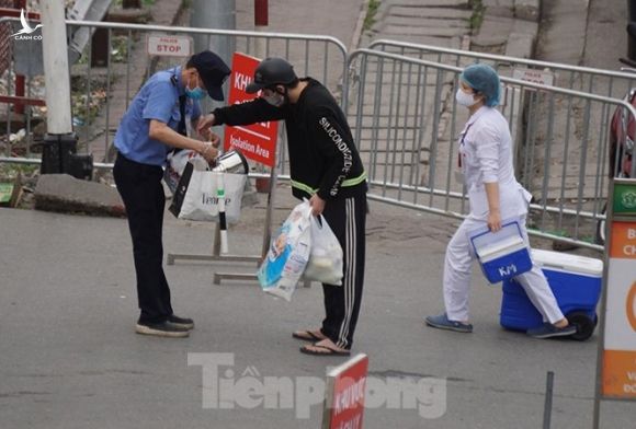 Lập chốt bảo vệ, siết chặt an ninh quanh Bệnh viện Bạch Mai - ảnh 4