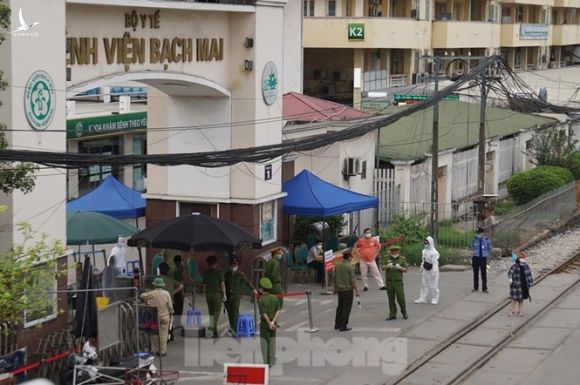 Lập chốt bảo vệ, siết chặt an ninh quanh Bệnh viện Bạch Mai - ảnh 1