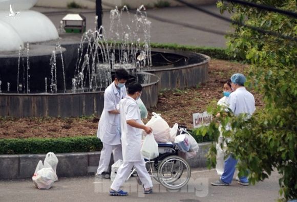 Lập chốt bảo vệ, siết chặt an ninh quanh Bệnh viện Bạch Mai - ảnh 10