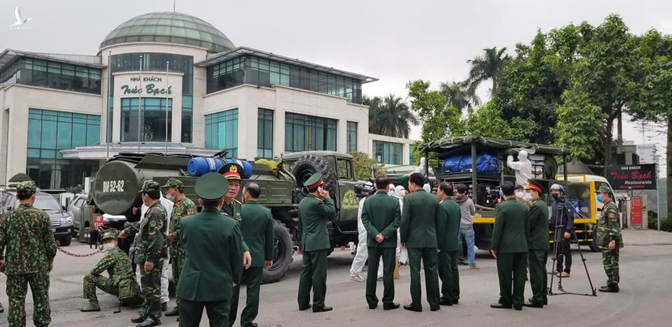 Quân đội triển khai tiêu độc khử trùng khu vực có ca COVID-19 thứ 17 - Ảnh 3.