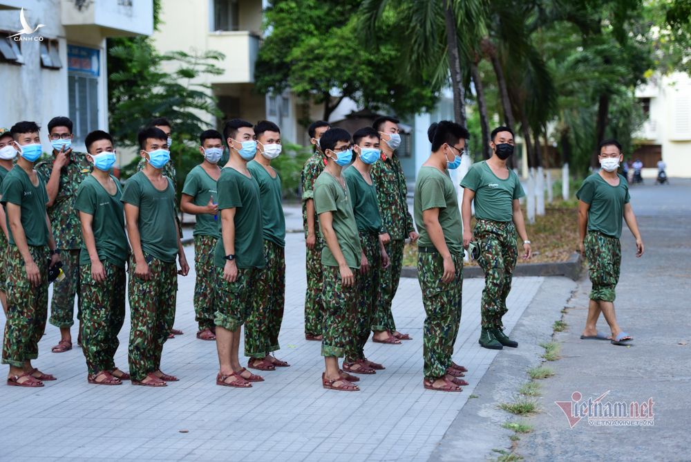 Trăm chiến sĩ tất bật dọn kí túc xá làm khu cách ly 17 nghìn giường