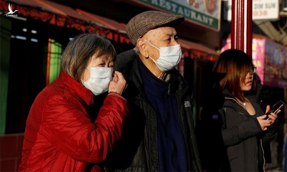 Một số người đeo mặt nạ tại khu Chinatown ở San Francisco, bang California, Mỹ hôm 26/2. Ảnh: Reuters.