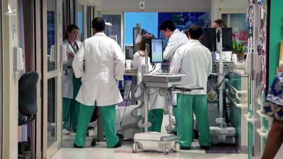 Mọi thứ trở nên hỗn loạn chưa từng thấy: Các bệnh viện Mỹ đang vỡ trận vì đại dịch virus corona - Ảnh 8.
