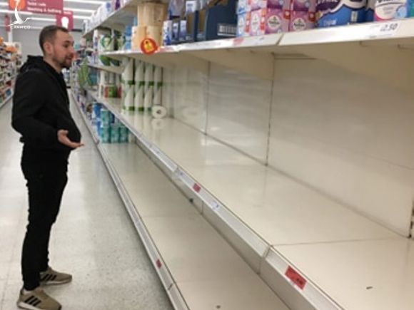 Vừa có ca nhiễm Covid-19 đầu tiên ở Nottingham, người dân đã ‘càn quét’ hết giấy vệ sinh trong siêu thị /// Ảnh: Phương Đặng