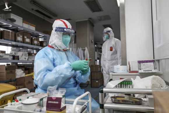 Nhân viên y tế ở Trung Quốc lúc chuẩn bị tiến hành xét nghiệm a xít nucleic /// Reuters